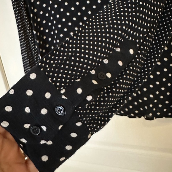 Blouse with polka dot patterns - Picture 3 of 5